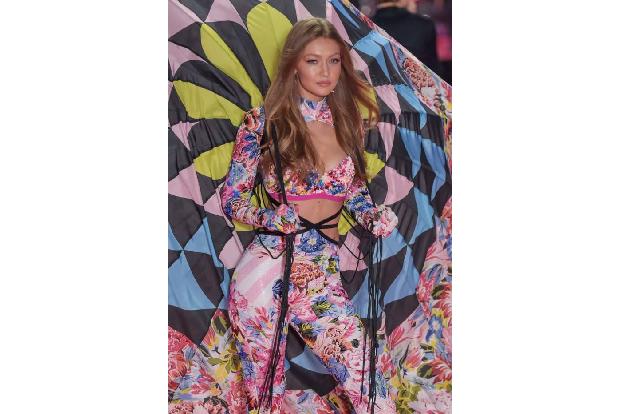 ...Gigi Hadid als Möglichkeit zur Verkleidung genutzt. Die blonde Schönheit (hier auf einer Victoria's Secret-Show im Novemb...