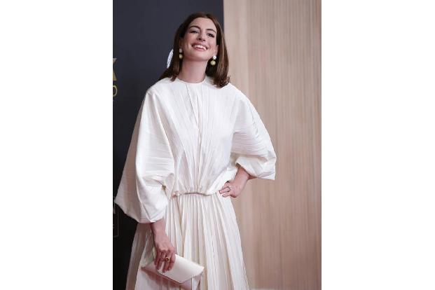 ...Anne Hathaway angehen. Die feierte einen stillen Jahreswechsel mit ihrer Familie und postete auf Instagram ein Selfie vor...