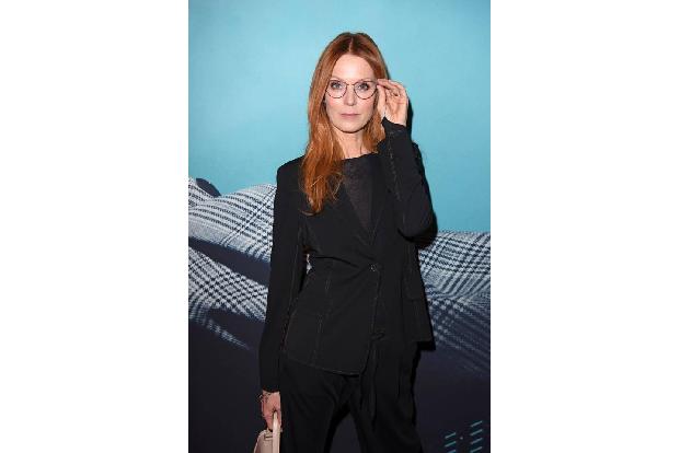 ...Esther Schweins auf dem roten Teppich. Dass an dem Abend jeder Gast mit einer eindrucksvollen Brille aufwarten musste, ve...