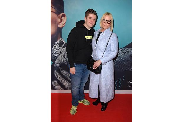 ...Claudia Effenberg mitgebracht: ihren Sohn Thomas Strunz. Der hatte darauf verzichtet, sich in Schale zu werfen und kam st...