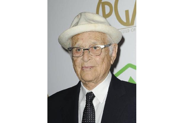 ...Norman Lear. Der TV-Produzent ist stolze 96 Jahre alt und trainiert noch immer fleißig auf Fitnessmaschinen, um in Schwun...