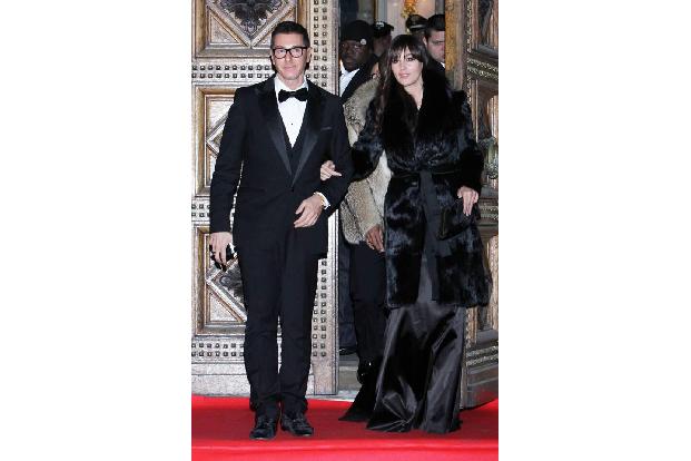 Schon bald war Monica Bellucci (hier auf dem Foto mit Stefano Gabbana) auf Laufstegen und in etlichen Werbespots zu sehen un...