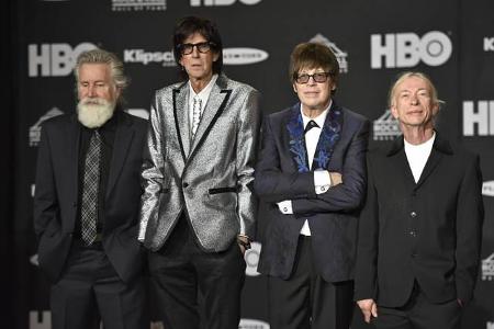 ...bekannt als Frontmann der Band The Cars, die in den Achtzigern Hits wie 'Drive' und 'My Best Friend's Girl' hatte. Doch s...