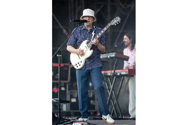...anderem produzierte er das erste Album der Kultband Weezer. Die Musiker zeigten sich geschockt: 
