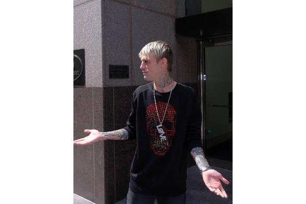 Aaron Carter wurde kürzlich beim Waffen-Shopping beobachtet. Das ist nicht weiter verwunderlich, der Popstar liebt die Dinge...
