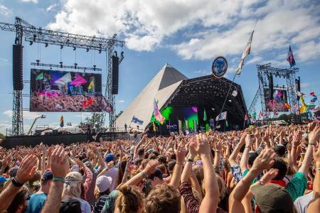 Einlass nur mit Ausweis: Beim legendären Glastonbury Festival sind Karten mittlerweile personengebunden und es wird beim Ein...