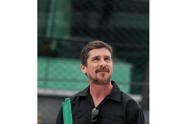 Christian Bale speckte gleich zwei Mal ab: Einmal für seine Rolle in 'The Machinist', wo er mit 30 Kilo ein Drittel seines K...