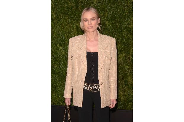 ...Diane Kruger bewies wie immer ihre Stilsicherheit in einem beigefarbenen Blazer und mit eindrucksvollem Gürtel. Ihr neuer...