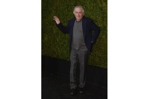 ...Robert De Niro schätzt das Blitzlichtgewitter bekanntlich nicht sehr, warf sich für die Fotografen aber trotzdem in Pose ...