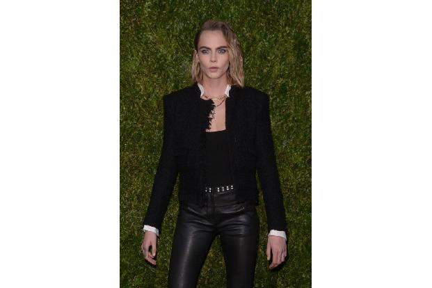 ...Cara Delevingne, die in enger Lederhose und Blazer umwerfend aussah. Das Topmodel, das sich auch seit einigen Jahren als ...