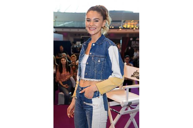 ...Stefanie Giesinger da direkt zugegriffen hat? Die zeigte sich auf der Stuttgarter Messe wie immer mit bezaubernden Lächel...