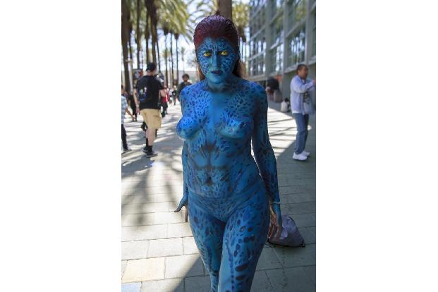 Wer genau hinschaut, sieht: Diese Cosplayerin ist lediglich in Unterhose erschienen. Den Rest ihres Körpers bedeckt blaue Fa...