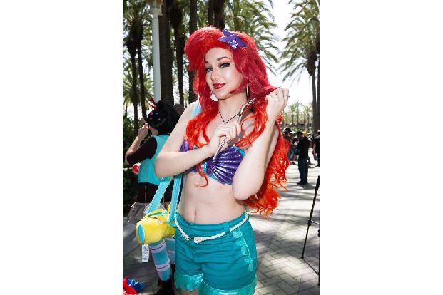 Disney-Figuren dürfen auf keiner WonderCon fehlen. Diese Besucherin hat sich als Meerjungfrau Arielle verkleidet und bei der...