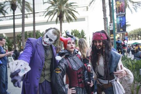 Hier treffen sich Joker, Maleficent und Captain Jack Sparrow zum gemütlichen Plausch unter Freunden.