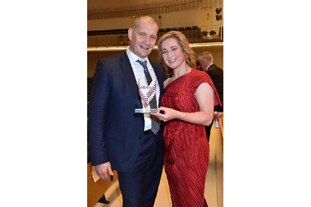 Als engagierte Frau, nicht nur im Bereich Sport, wurde Claudia Pechstein mit einem Victress Award geehrt. Dabei war ihr Mann... Als engagierte Frau, nicht nur im Bereich Sport, wurde Claudia Pechstein mit einem Victress Award geehrt. Dabei war ihr Mann...
