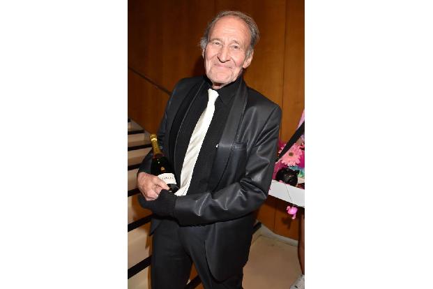 ...Michael Mendl hielt sich derweil an seiner Flasche Champagner fest. Der Darsteller war als Gast zugegen, als die Victress...