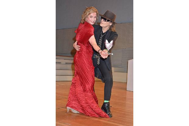 ...Claudia Pechstein aufs Parkett zu gehen, um die Fotografen mit seinen Tanzkünsten zu beeindrucken. Die Laudatio nahm er z...