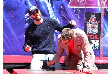 Chris Evans alias Captain America (l.) verewigt sich gemeinsam mit Robert Downey, Jr, der im Film Iron Man darstellt. Offens... Chris Evans alias Captain America (l.) verewigt sich gemeinsam mit Robert Downey, Jr, der im Film Iron Man darstellt. Offens...