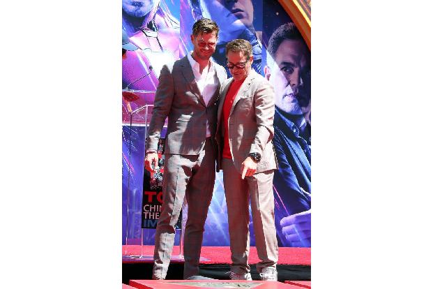 ....seine Expertise umgehend weiter. Hier sehen wir, wie Iron Man Thor - gespielt von Chris Hemsworth - erklärt, was zu tun ...