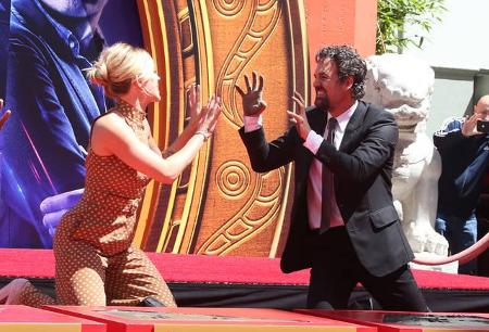 Doch Scarlett Johansson und Mark Ruffalo wären keine alteingesessenen Hollywood-Profis, wenn sie nicht imstande wären, sich ...