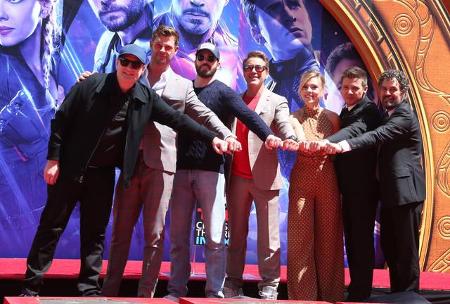 ...als sich (v.l.) Produzent Kevin Feige, Chris Hemsworth, Chris Evans, Robert Downey, Jr, Scarlett Johansson, Jeremy Renner...