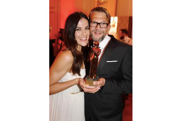 ...Bettina Zimmermann und Kai Wiesinger auf der Bühne, um den Preis für das beste Kurzformat digital entgegen zu nehmen. Ihr...