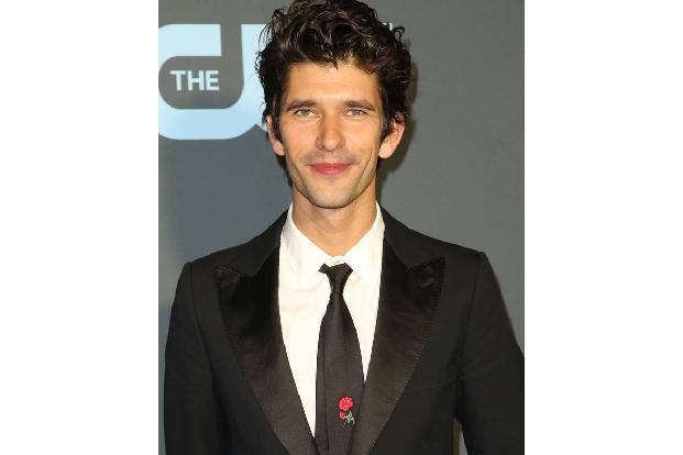 ...Q, erneut gespielt von Ben Wishaw, nimmt sich James dem Fall an und trifft auf einen gefährlichen Bösewicht, der mit gefä...