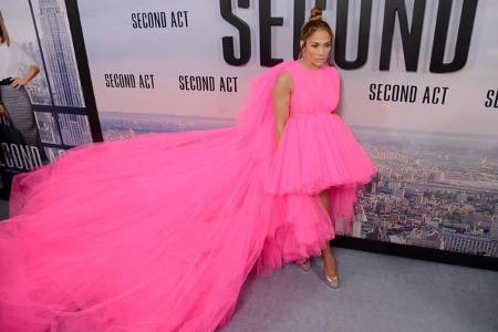 …erschien sie auf der Premiere ihres Films 'Manhattan Queen' in diesem XXL-Traum in Pink, den kein Fotograf ganz aufs Bild b...