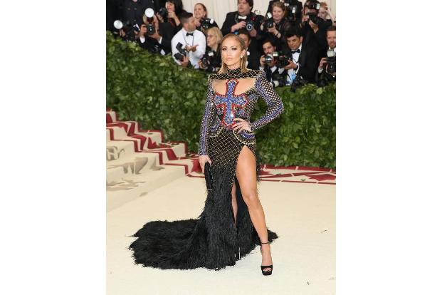 …das Balmain-Kleid, das Jenny From The Block zur Met Gala 2018 trug. Es schien fast so, als sei das Motto des Events, 'Heave...