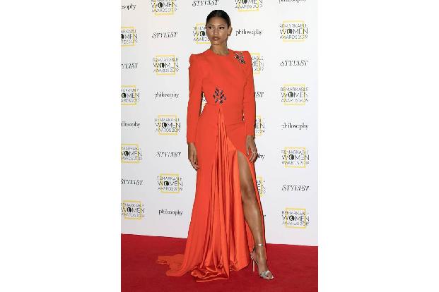 Einen majestätischen Auftritt legte Moderatorin Vick Hope bei den 'Remarkable Women Awards‘ in ihrem eleganten Kleid mit dem...