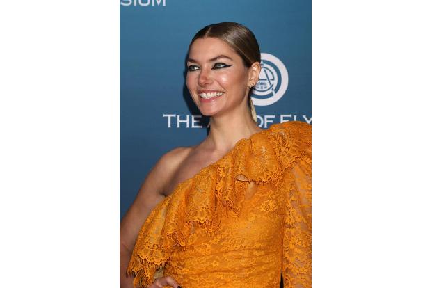 Nicht zu vergessen ist hier auch das australische Model Jessica Hart, dessen Zahnlücke sich ebenfalls sehen lassen kann.