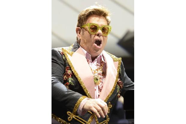 Sir Elton John hat noch nie ein Geheimnis aus seinem Hang zu Schönheitsoperationen gemacht. Doch seine Zähne hat sich der br...