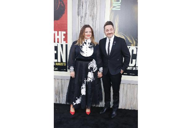 ...Frauenpower spielten Männer bei der Premiere (und im Film) die zweite Geige. Damit muss sich auch Melissas Ehemann, Regis...
