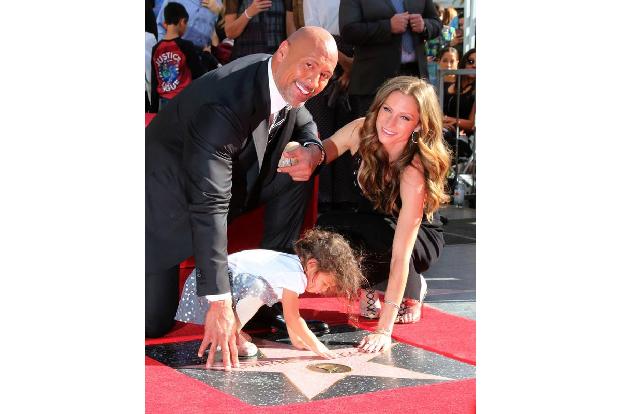 ...seiner langjährigen Freundin Lauren Hashian das Jawort. Gefeiert wurde ganz romantisch auf Hawaii, wo The Rock einen Teil...