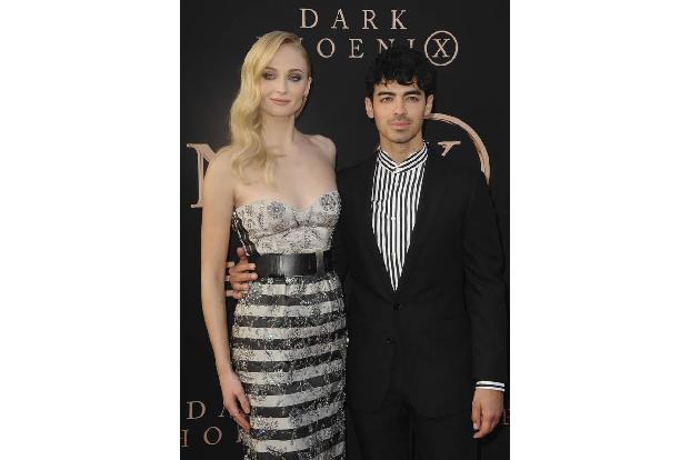 Auch Sänger Joe Jonas und 'Game of Thrones'-Star Sophie Turner wagten den großen Sprung in mehreren Schritten. Zunächst wurd...