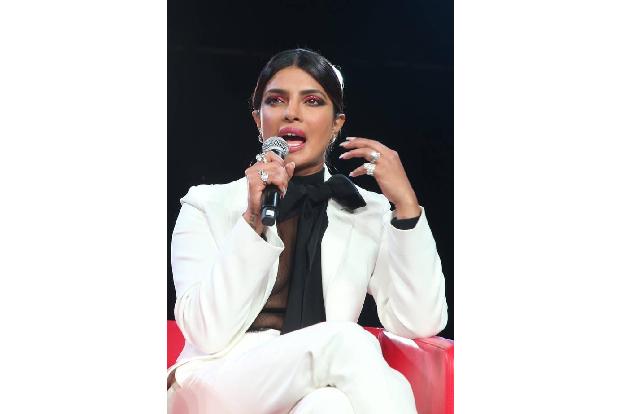 Ganz gelassen nahm Priyanka Chopra die Diskussion um ihre verschwundene Achsel. Denn auch nur einen Schatten von Achselhaare...