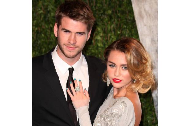 2012 taucht ein großer Ring an Mileys Finger auf, als die beiden die Vanity Fair Oscar Party besuchen. Im Juni bestätigt Mil...