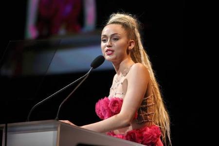 2015 spricht Miley Cyrus erstmal offen über ihre Sexualität. 