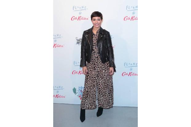 Ein besonders schönes Leo-Outfit rockte unlängst Sängerin Frankie Bridge: Den lässigen Hosenanzug im Animal-Print kombiniert...