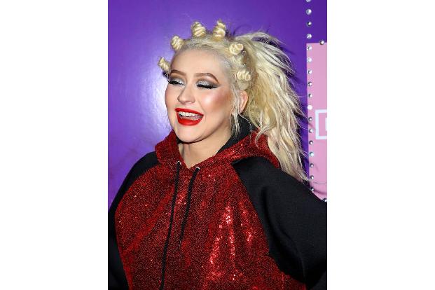 Auch Christina Aguilera wurde von ihrem eigenen Vater verprügelt und misshandelt, verarbeitet das Erlebte in ihren Songs.
