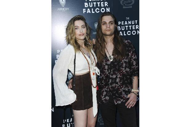 ...Vater eher still um die schöne Blondine geworden war. Die hatte ihren Freund, den Gitarristen Gabriel Glenn mit zur Premi...