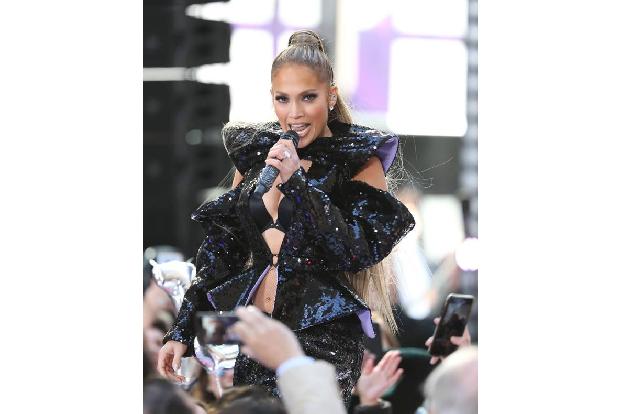 Jennifer Lopez hat ein gutes Jahr: Verlobung mit ihrem Freund Alex Rodriguez und ein Platz in den Top 10. Einkünfte von 39 M...