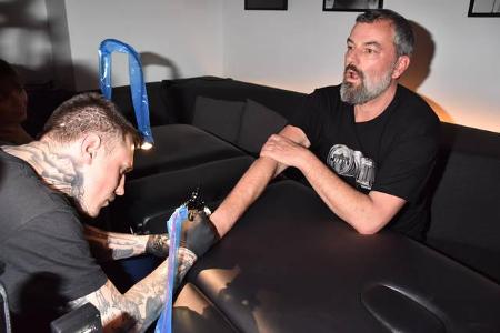 Die besten Ideen kommen bekanntlich auf Partys – warum sich also nicht einfach spontan ein Tattoo stechen lassen? Das dachte...