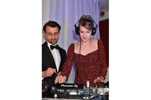 …Star-Gäste wie Schauspielerin Zsa Zsa Inci Buerkle durften mal an den Reglern des DJ-Pults drehen. Einen Versuch…