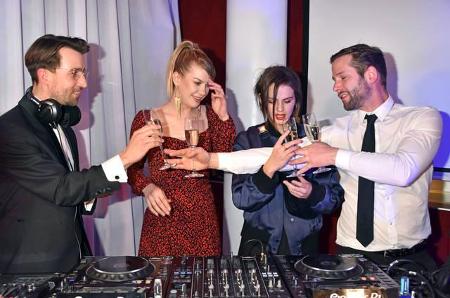 'Die Club der jungen Wilden'-Party war mal wieder ein voller Erfolg. Die Promis tranken, tanzten und feierten die ganze Nach...