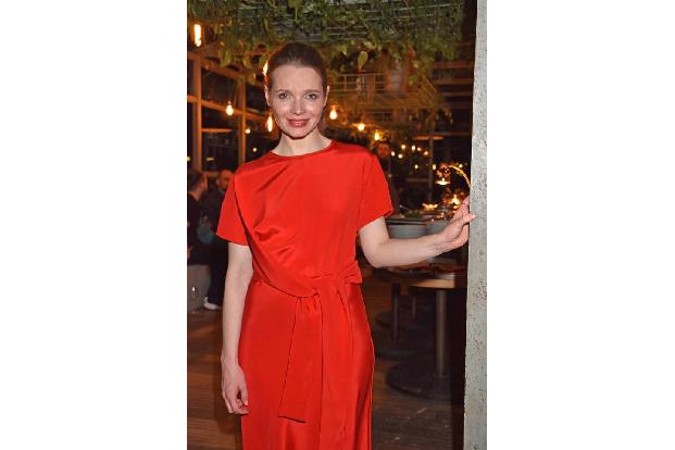 Karoline Herfurth hatte sich 2016 zum ersten Mal hinter die Kamera gewagt, um 'SMS für Dich' zu inszenieren. Die romantische...