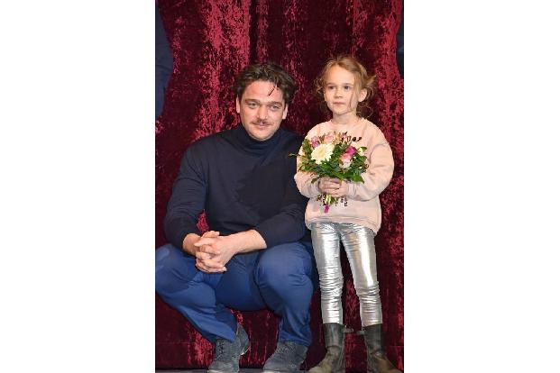 ...Luna Arwen Krüger, die Hannah Herzsprungs Tochter in dem Film spielt und auf der Bühne neben Darsteller Ronald Zehrfeld n...