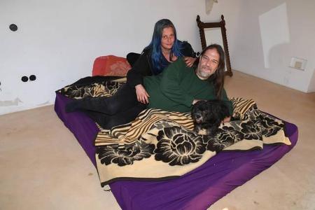 ...Bauchi (hier mit Mitbewohnerin Steffi) zog aus, zehn Kilometer weiter. Es kam zum fliegenden Wechsel: Michael Haselbach, ...