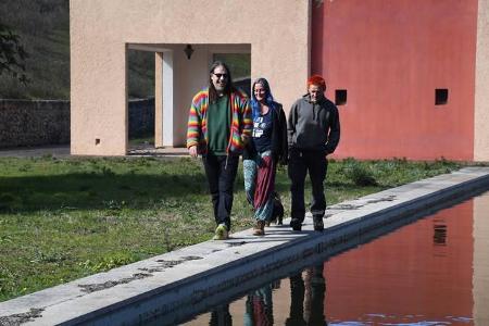 ...Bauchi, Steffi und Hasel, die sich ein großes Geschäft erhoffen. Das Problem ist nur: Sie wohnen dort nicht offiziell und...