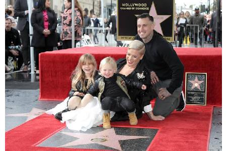 Endlich hat auch Pink ihren längst überflüssigen Stern auf dem 'Walk of Fame' bekommen. Bei der Zeremonie kam die Sängerin m... Endlich hat auch Pink ihren längst überflüssigen Stern auf dem 'Walk of Fame' bekommen. Bei der Zeremonie kam die Sängerin m...